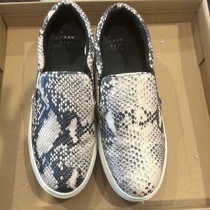 Snake print shoes 7.5